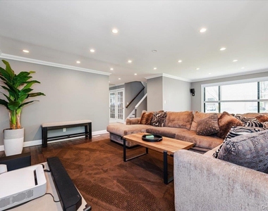 98 Lisa Drive - Photo Thumbnail 4