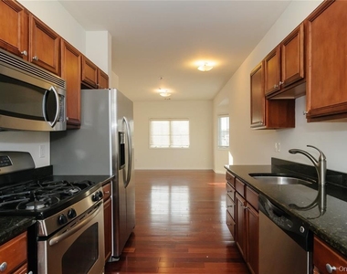 330 Maple Avenue - Photo Thumbnail 3