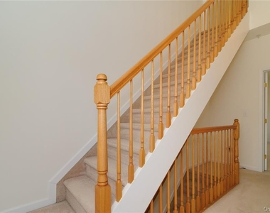 330 Maple Avenue - Photo Thumbnail 10