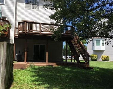 557 Radford Terrace Ne - Photo Thumbnail 3