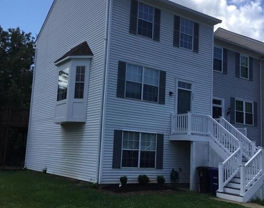 557 Radford Terrace Ne - Photo Thumbnail 1
