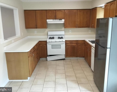 557 Radford Terrace Ne - Photo Thumbnail 8