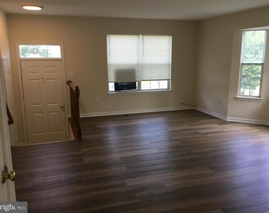 557 Radford Terrace Ne - Photo Thumbnail 5