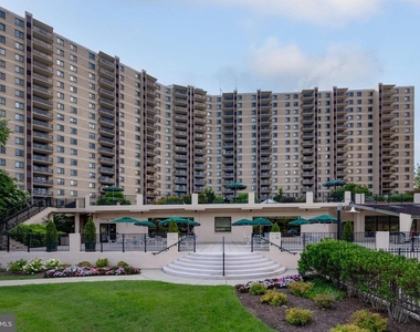 307 Yoakum Parkway - Photo Thumbnail 4