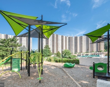 307 Yoakum Parkway - Photo Thumbnail 7