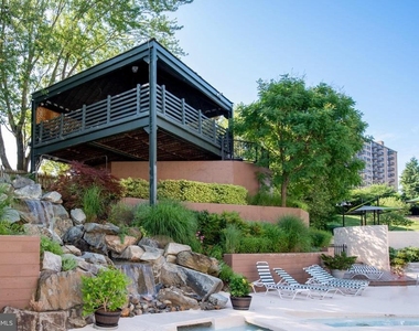 307 Yoakum Parkway - Photo Thumbnail 5