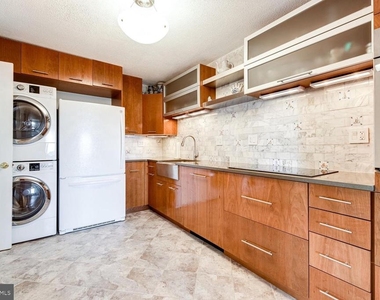 307 Yoakum Parkway - Photo Thumbnail 1