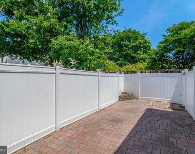 619 N Henry Street - Photo Thumbnail 4