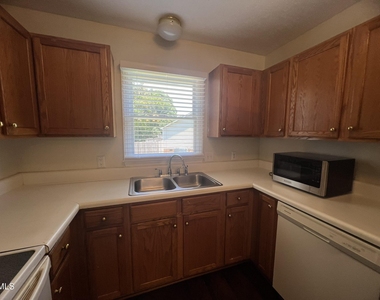 500 Chinaberry Lane - Photo Thumbnail 8