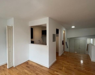 715 N 16th Street - Photo Thumbnail 4