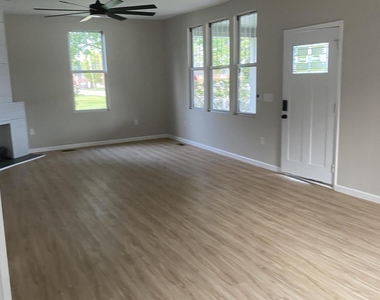 402 N Orange Avenue - Photo Thumbnail 2