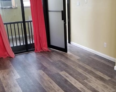 1120 Locust Street - Photo Thumbnail 3
