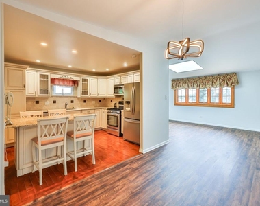 9898 Wistaria Street - Photo Thumbnail 2