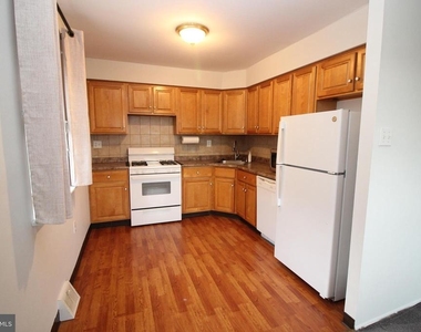 7915 Fairfield Street - Photo Thumbnail 3