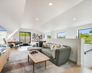 1100 Brass St - Photo Thumbnail 11