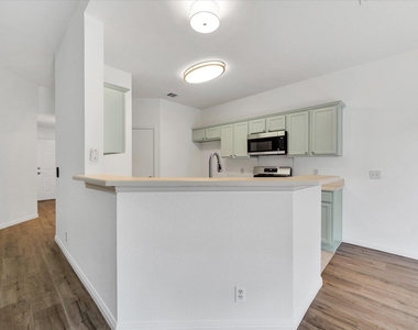1707 Primrose Ln - Photo Thumbnail 9