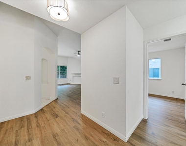 1707 Primrose Ln - Photo Thumbnail 3