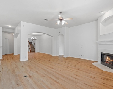 209 Canterbury Dr - Photo Thumbnail 2