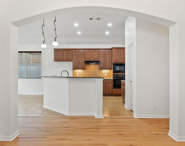 209 Canterbury Dr - Photo Thumbnail 8