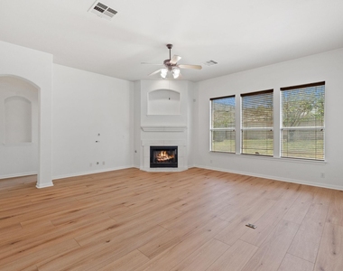 209 Canterbury Dr - Photo Thumbnail 5