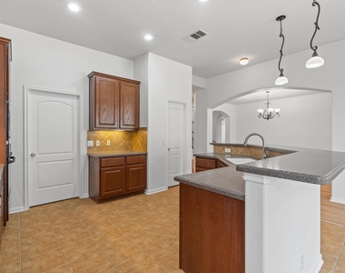 209 Canterbury Dr - Photo Thumbnail 12