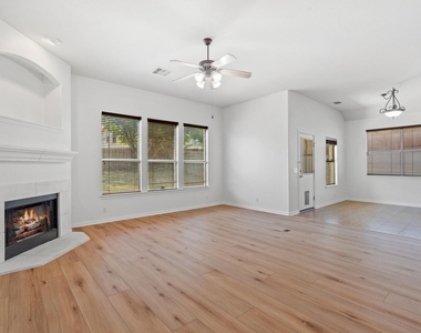 209 Canterbury Dr - Photo Thumbnail 6