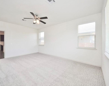 18325 Urbano Dr - Photo Thumbnail 10