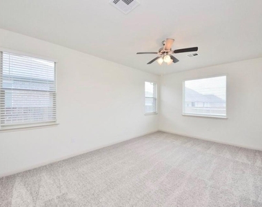 18325 Urbano Dr - Photo Thumbnail 11