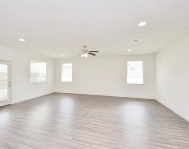 18325 Urbano Dr - Photo Thumbnail 5