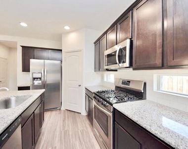 18325 Urbano Dr - Photo Thumbnail 6