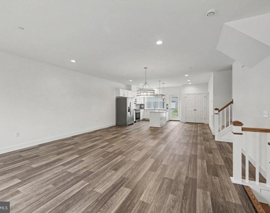 104 Madison Drive - Photo Thumbnail 4