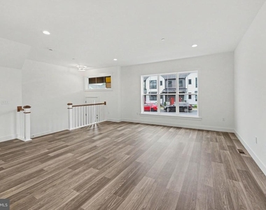 104 Madison Drive - Photo Thumbnail 5