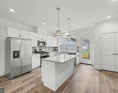 104 Madison Drive - Photo Thumbnail 6