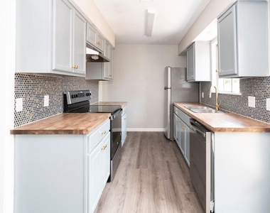 2526 Glen Springs Way - Photo Thumbnail 11