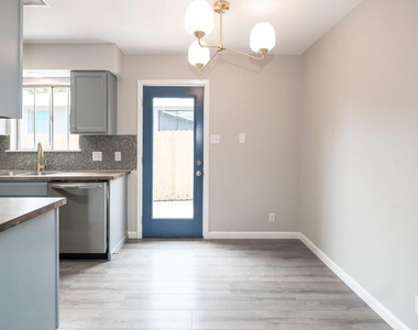 2526 Glen Springs Way - Photo Thumbnail 7