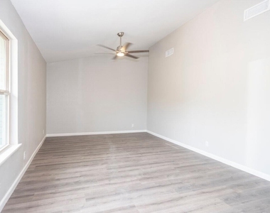 2526 Glen Springs Way - Photo Thumbnail 16