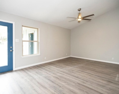 2526 Glen Springs Way - Photo Thumbnail 3