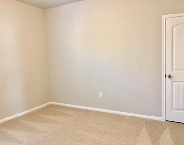 7008 Loretta White Ln - Photo Thumbnail 9