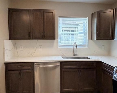 151 E Bettlewood Avenue - Photo Thumbnail 5