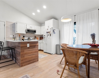 1411 Gracy Farms Ln - Photo Thumbnail 6