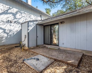 1411 Gracy Farms Ln - Photo Thumbnail 14