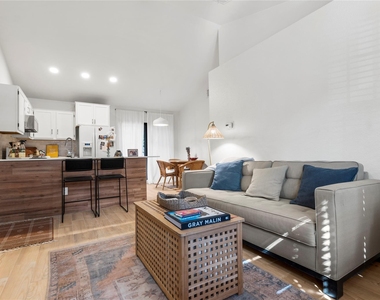 1411 Gracy Farms Ln - Photo Thumbnail 4