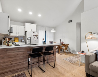 1411 Gracy Farms Ln - Photo Thumbnail 2