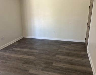 6310 Hil Mar Drive - Photo Thumbnail 4