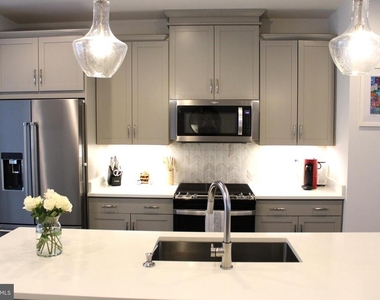 5040 Oakmoore Drive - Photo Thumbnail 3