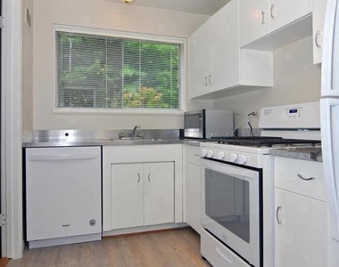10618 Kenilworth Avenue - Photo Thumbnail 4
