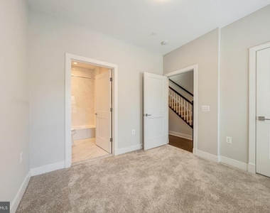 10326 Grosvenor Place - Photo Thumbnail 38