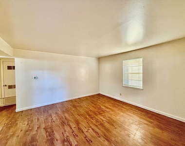 2411 S 5th St - Photo Thumbnail 2