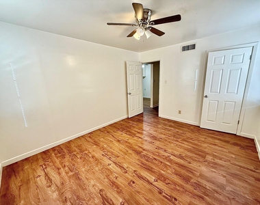 2411 S 5th St - Photo Thumbnail 7