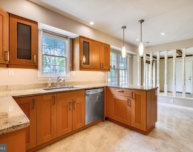 11200 Powder Horn Drive - Photo Thumbnail 4